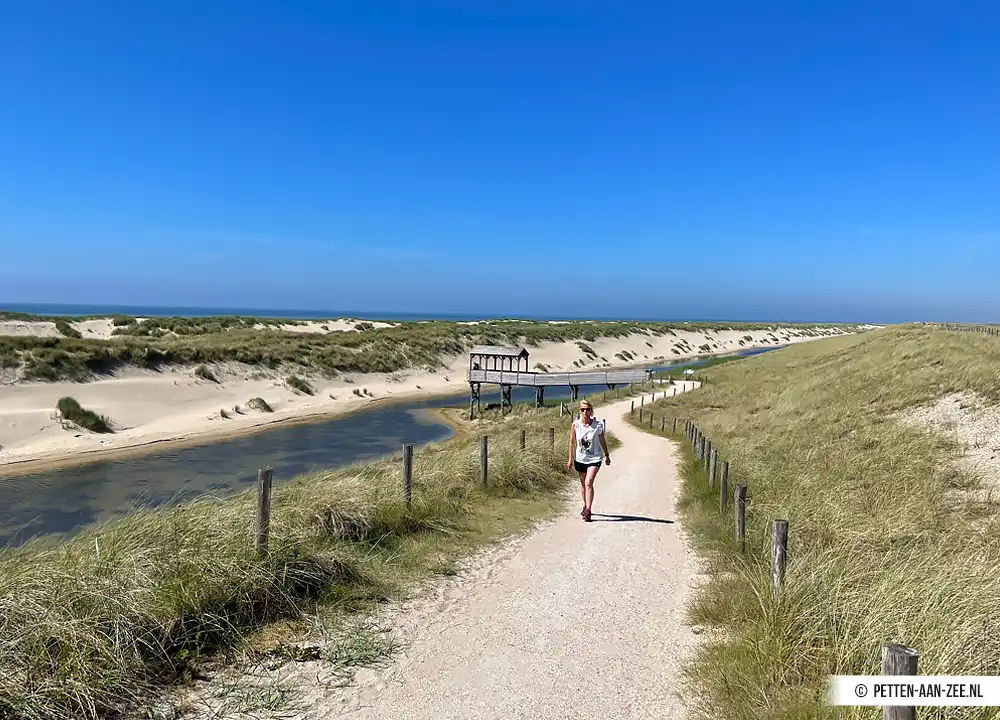 Wandelen in duinvallei Petten aan Zee.