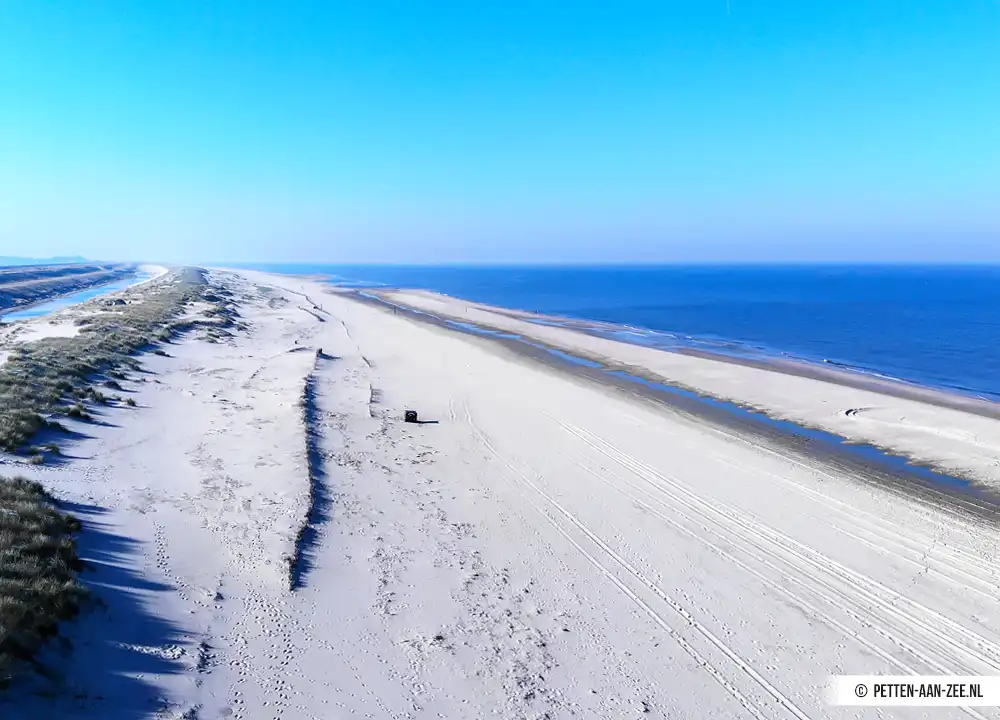 Foto met drone strand Petten. Foto door Frank Schijf.